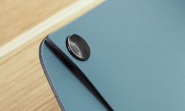 Juodas užsegimas spaustukais